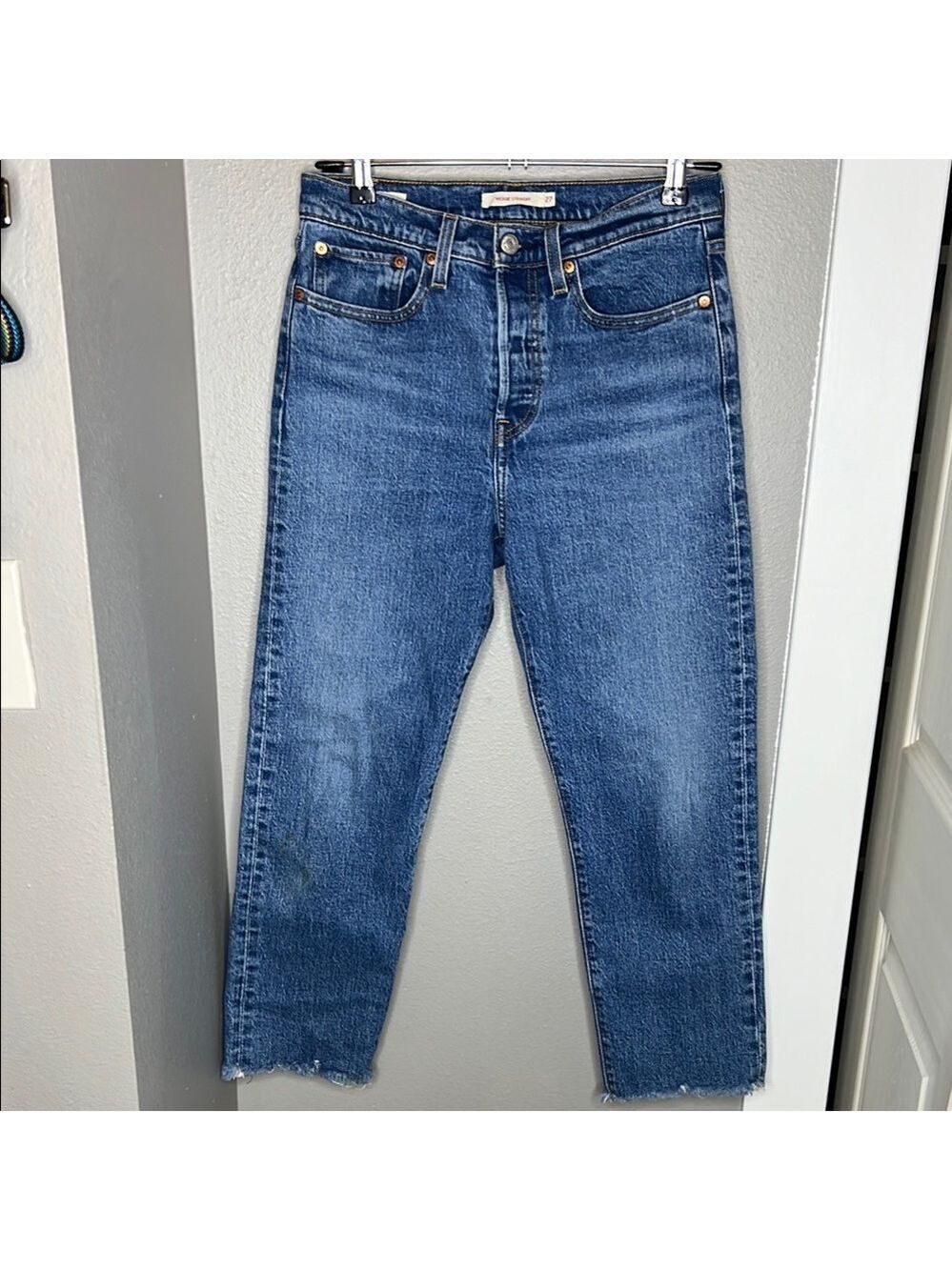 - Levi’s Premium Wedgie Straight Crop Size 27